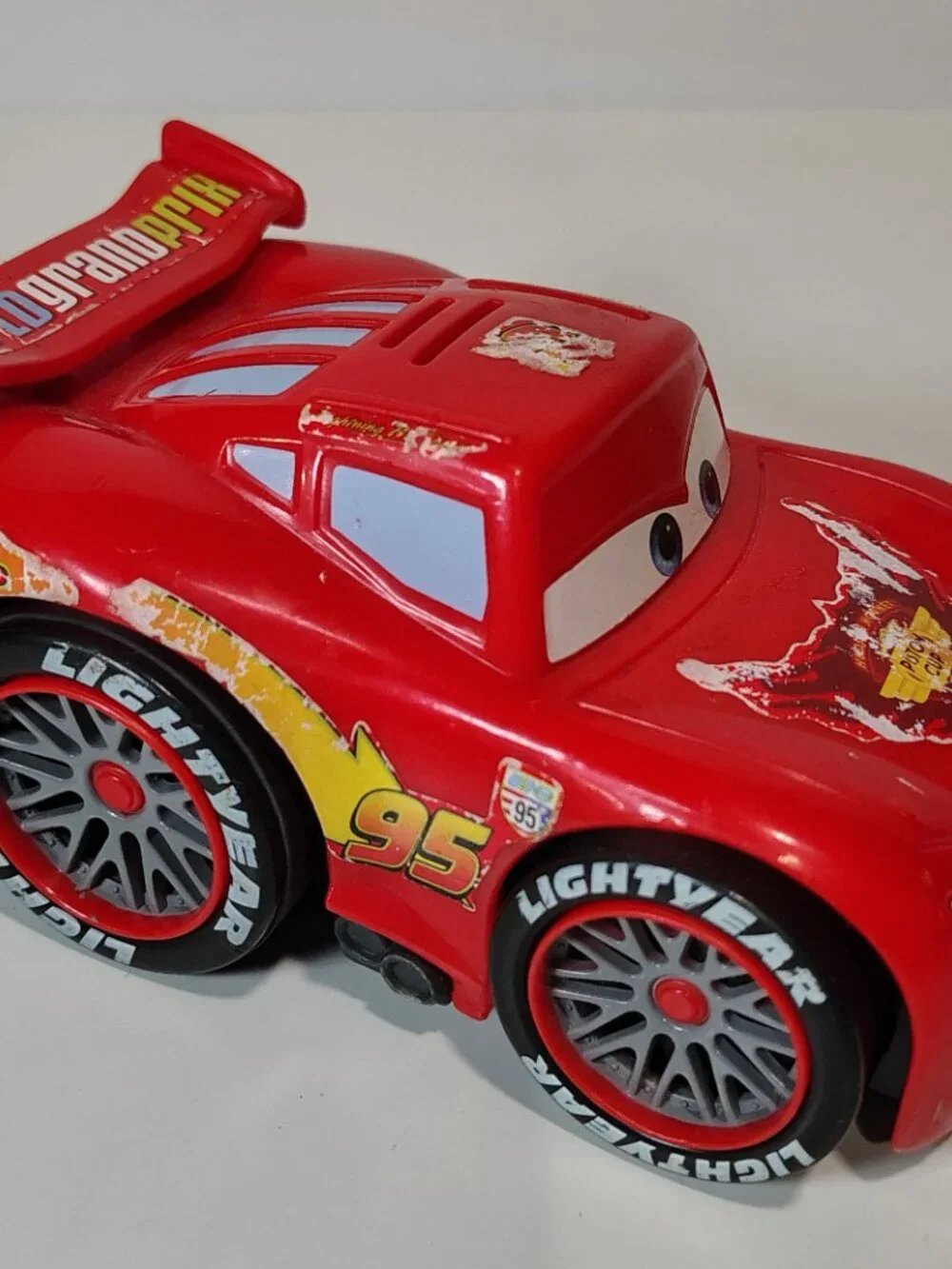 DISNEY PIXAR CARS 2 LIGHTNING McQUEEN WORLD GRAND PRIX SHAKE ‘N GO! 2010 MATTEL